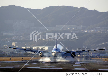 客機降落在跑道上 客機降落在跑道上 39614460