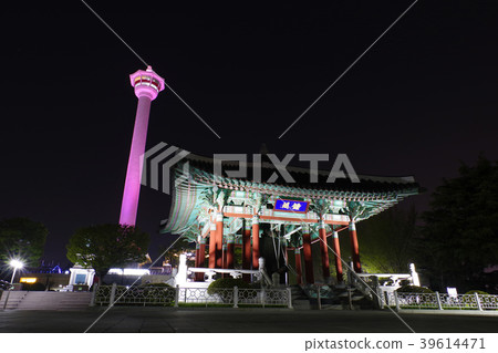 從Ryutosan公園看的釜山塔夜視圖 從Ryutosan公園看的釜山塔夜視圖 39614471