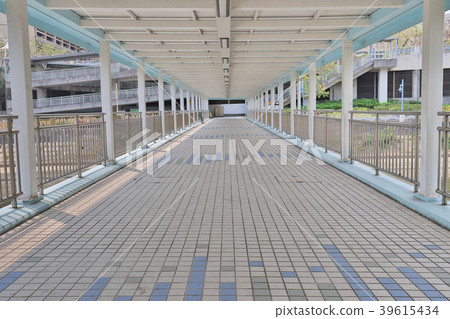 a footbridge at the hong kong city 39615434