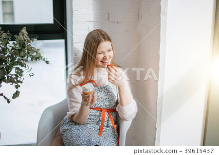 Beautiful young woman ejoying her cupcake, eating 39615437