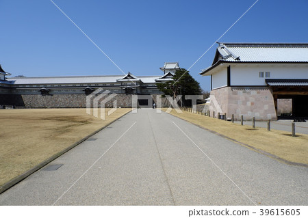 金澤城堡在早春的藍天中閃耀 金澤城堡在早春的藍天中閃耀 39615605
