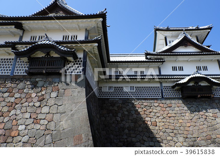 Kanazawa Castle shines in the blue sky of early spring 39615838