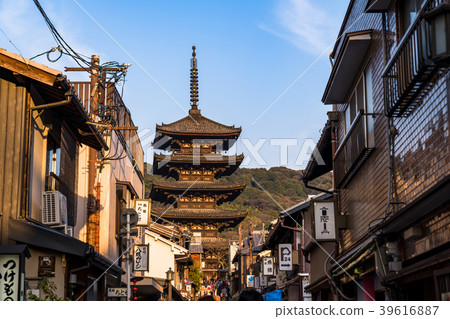 《Kyoto Prefecture》 Yasaka Pagoda/Twilight approach 39616887