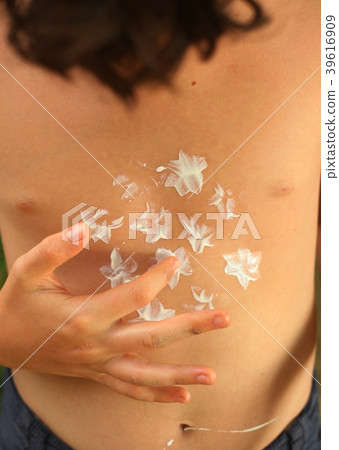 human kid skin covered with sunscreem cream smearing fingers human kid skin covered with sunscreem cream smearing fingers 39616909