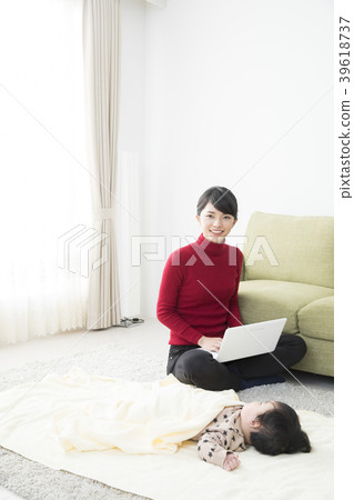 Baby and mom laptop 39618737