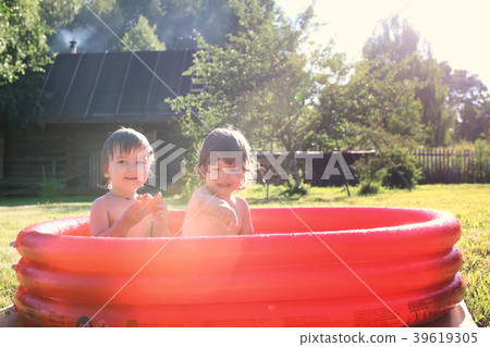 child splashing in the bath outdoors child splashing in the bath outdoors 39619305