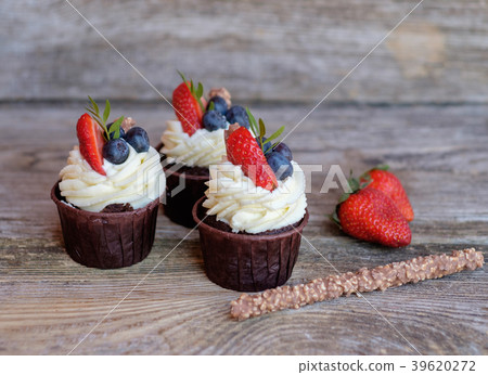 chocolate cupcake with strawberries 39620272