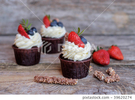 chocolate cupcake with strawberries 39620274