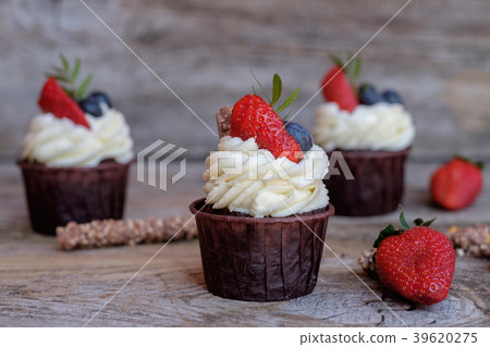 chocolate cupcake with strawberries 39620275