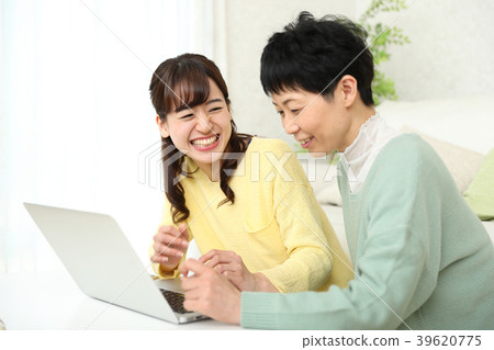 Mother to have her daughter teach her PC Mother to have her daughter teach her PC 39620775