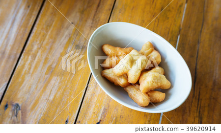 Chinese donut or Chinese breadstick Chinese donut or Chinese breadstick 39620914