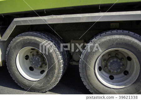 The rear wheel of the truck The rear wheel of the truck 39621338
