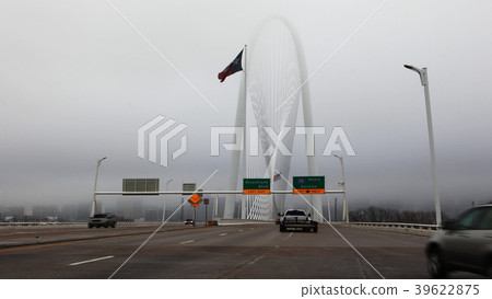 Bridge into Dallas with traffic Bridge into Dallas with traffic 39622875