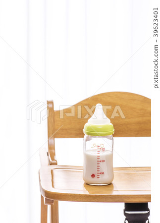 Baby bottle and baby chair 39623401