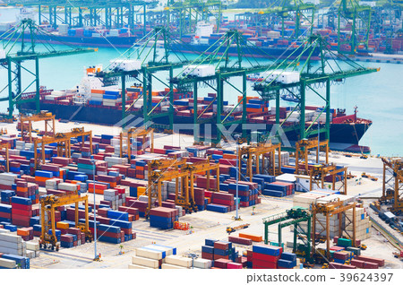 Cargo ship. Singapore industrial port 39624397