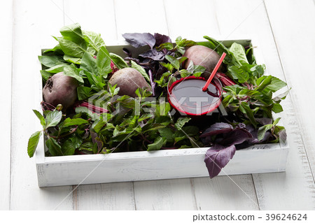 Fresh beetroot juice with herbs 39624624