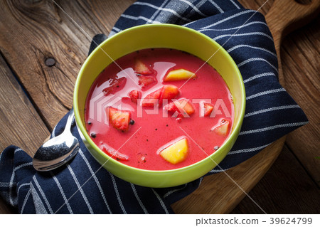 Vegetarian red soup - borsch in green bowl. 39624799