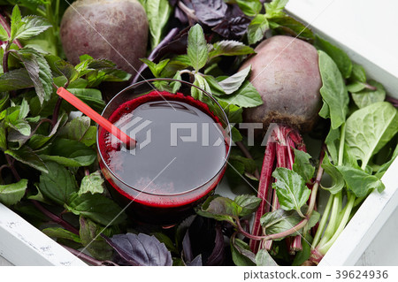 Fresh beetroot juice with herbs Fresh beetroot juice with herbs 39624936