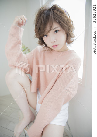 Loose fluffy short hair female 39625921