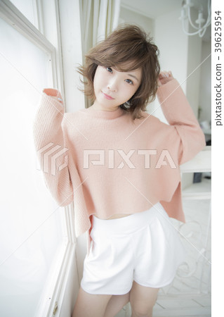 Loose fluffy short hair female 39625954