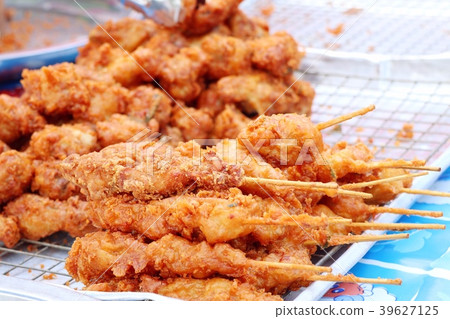 Fried chicken at the market 39627125