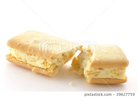 Broken cookie 39627759