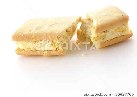 Broken cookie 39627760
