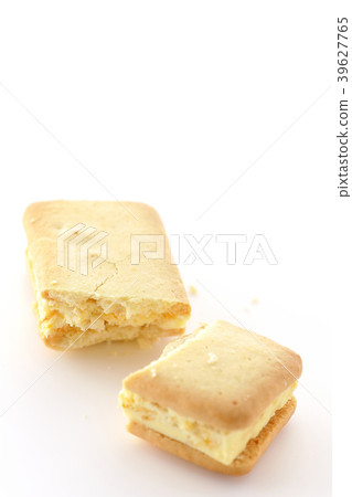 Broken cookie 39627765