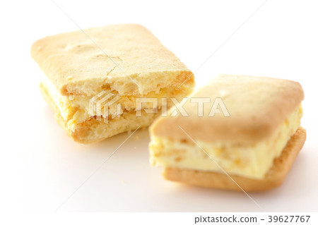 Broken cookie Broken cookie 39627767