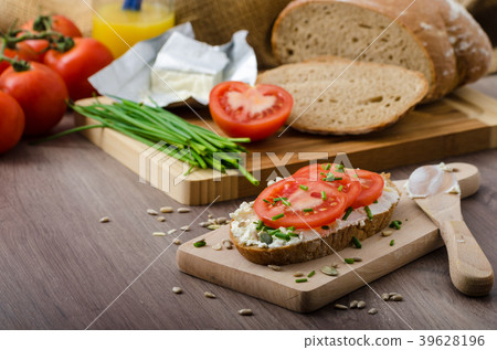 Healthy breakfast - homemade beer bread with cheese, tomatoes and chives 39628196