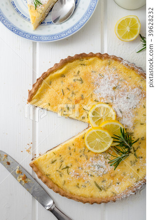 Lemon tart with rosemary 39628232