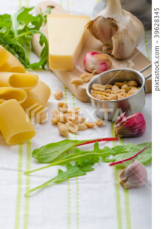 Rigatoni with garlic and herbs pesto Rigatoni with garlic and herbs pesto 39628345