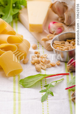 Rigatoni with garlic and herbs pesto 39628356