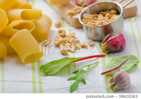 Rigatoni with garlic and herbs pesto Rigatoni with garlic and herbs pesto 39628363