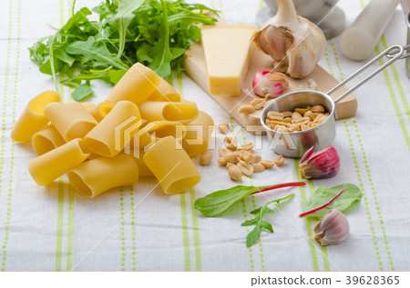 Rigatoni with garlic and herbs pesto 39628365