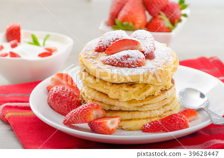 Fluffy pancakes with strawberries Fluffy pancakes with strawberries 39628447