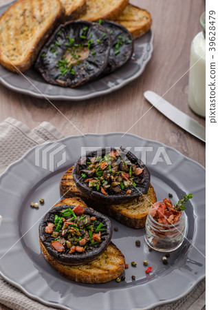 Portobello stuffed with herbs 39628479