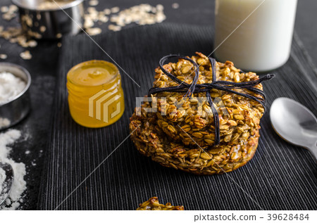 Banana cookies with flakes and honey 39628484
