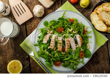 Arugula and lamb's lettuce with grilled chiken 39628500