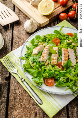 Arugula and lamb's lettuce with grilled chiken 39628513