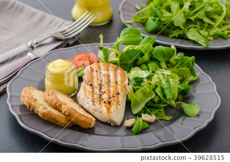 Grilled chicken with salad and nuts 39628515