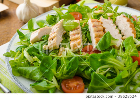 Arugula and lamb's lettuce with grilled chiken 39628524