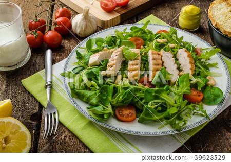 Arugula and lamb's lettuce with grilled chiken Arugula and lamb's lettuce with grilled chiken 39628529