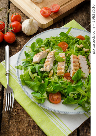 Arugula and lamb's lettuce with grilled chiken Arugula and lamb's lettuce with grilled chiken 39628530