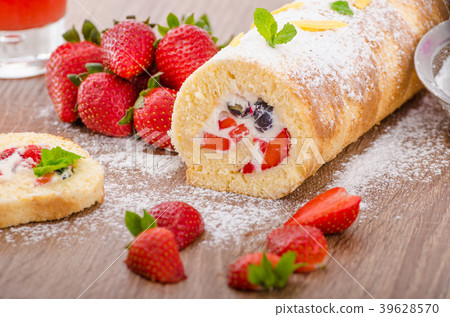 Sponge roll with strawberries and blueberries 39628570