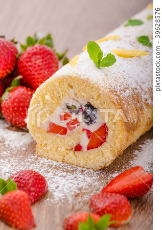 Sponge roll with strawberries and blueberries 39628576