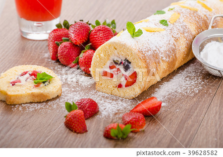 Sponge roll with strawberries and blueberries Sponge roll with strawberries and blueberries 39628582