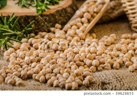 Raw and healthy chickpeas Raw and healthy chickpeas 39628655
