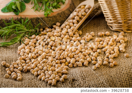 Raw and healthy chickpeas Raw and healthy chickpeas 39628738