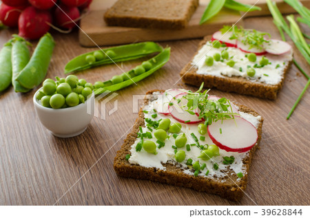 Healthy wholemeal bread with herbs 39628844